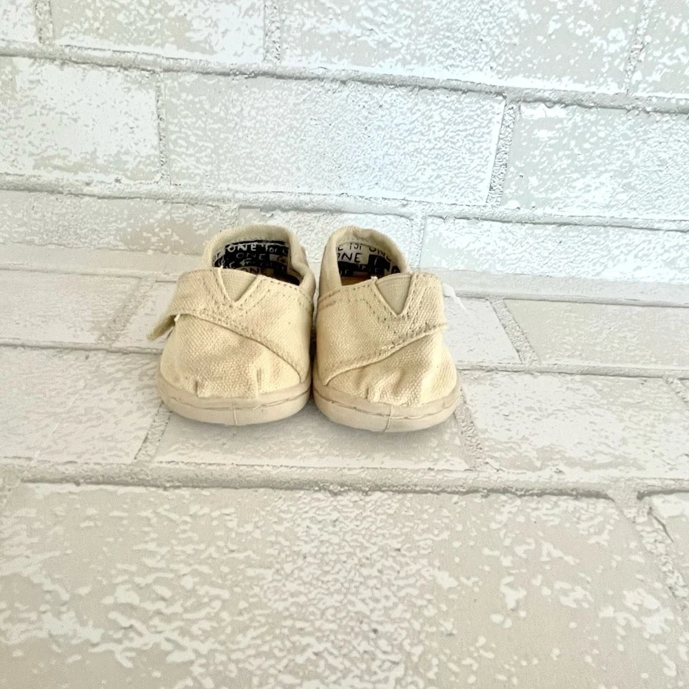 TOMS Baby Toddler Kids Beige Canvas Shoes Size T2 NEW